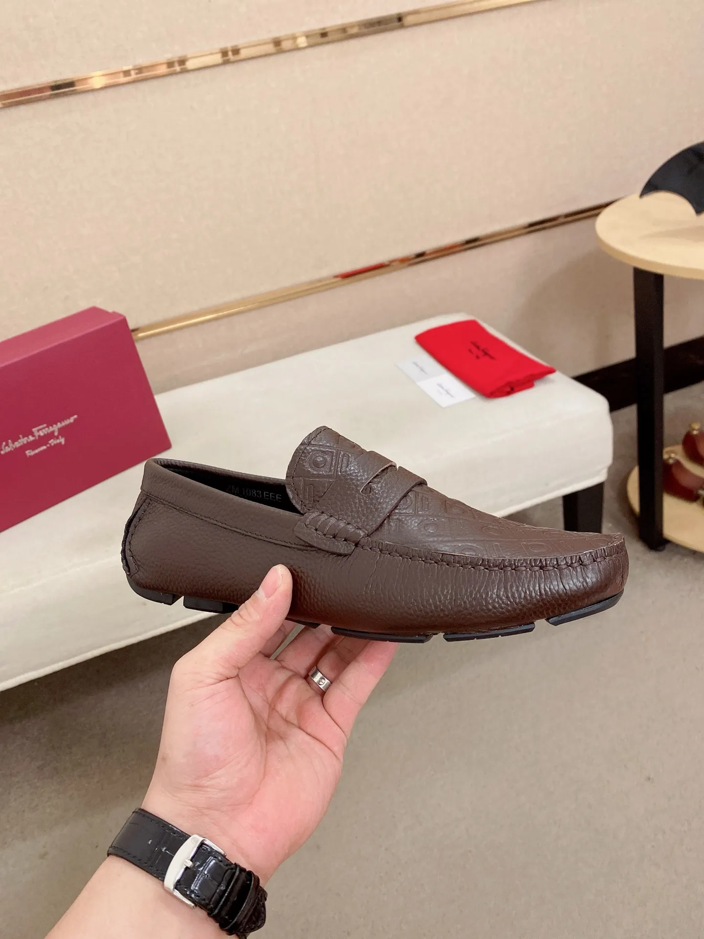 Men's shoes💰: 560💰High-end quality! Ferragamo🆕🆕Exclusive hot-selling products in stock🔥🔥New products on the shelves, high-quality Ferragamo men's pea shoes, high-end casual driving shoes, with complete packaging! 💪 💪 Material: imported first-layer pebbled cowhide 🐂 + imported high-quality water-dyed cowhide lining + wear-resistant outsole 👍🏻👍🏻 Features: high-end and comfortable, purely handmade 🚀 🚀 Create the perfect shoe that suits you best 🔥 🔥 Size: (38-44) 45 standard size can be customized!